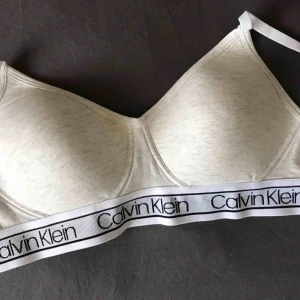  - Helt ny bh från Calvin Klein i storlek M, frakten ingår om du köper den för 180kr 
