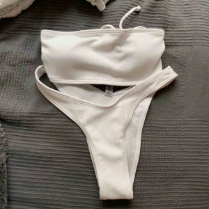  - Vitt ribbat skitsnyggt bikini set från Zaful. Enbart provad annars oanvänd. Frakt tillkommer💞