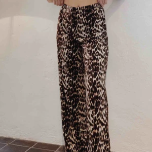  - ALDRIG ANVÄNDA! Leopard byxor i st 38 som är för tok förstora för mig! Passformen är rak och högmidjade. 