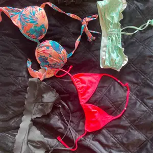 Säljer dessa bikiniöverdelar då dom inte kommer till användning längre. 20kr/st eller 60kr för alla. Den rosa-blommiga har push-up och är i en större storlek. De andra är i mindre storlekar. Svart såld🦋