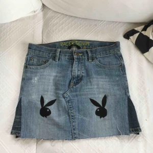  - Svinball kjol jag gjort om från ett par jeans. Playboykaninerna är målade med textilfärg. Har även sytt dit kilar på sidorna. Köparen står för frakt🦋