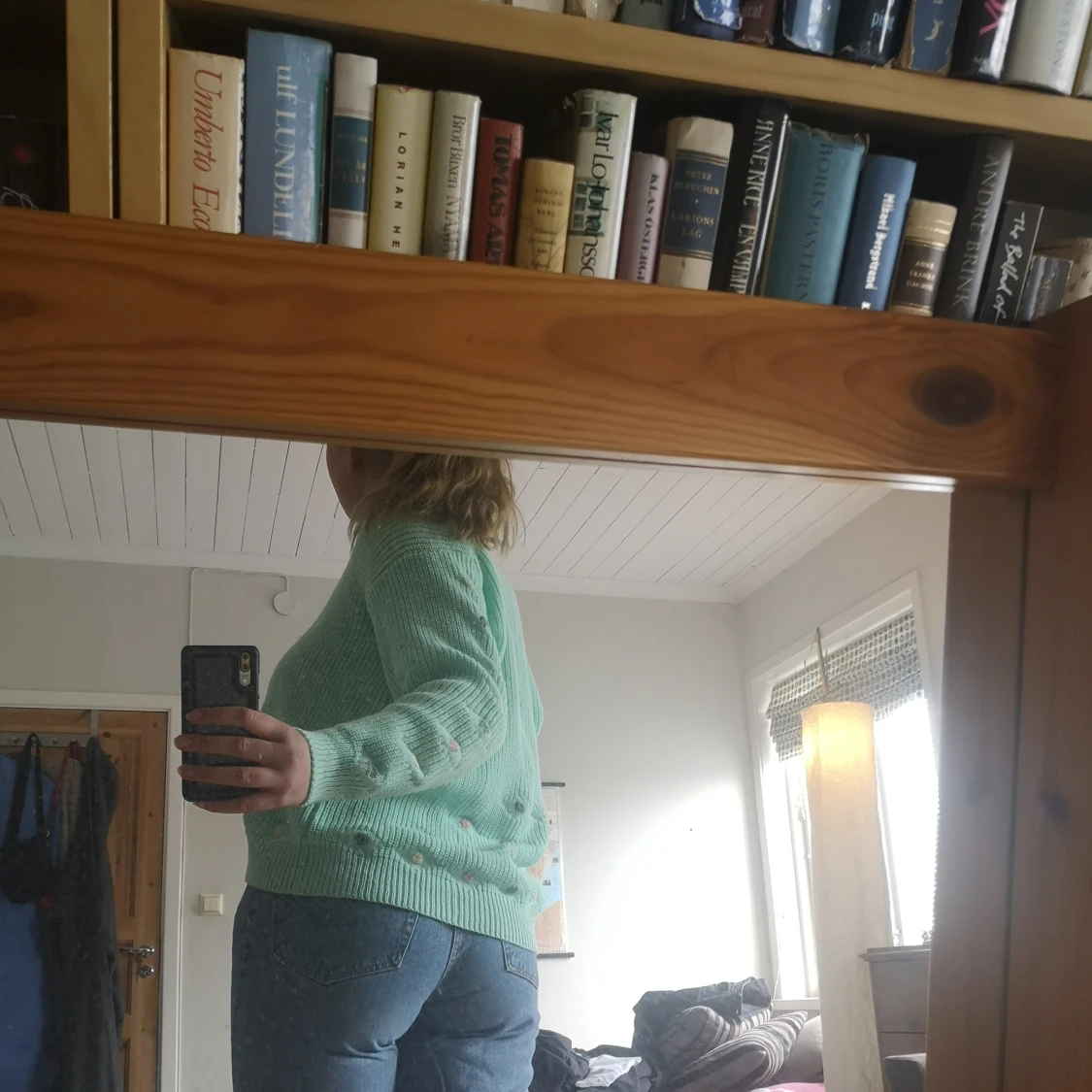 Stickad tröja med blomdetaljer - 91