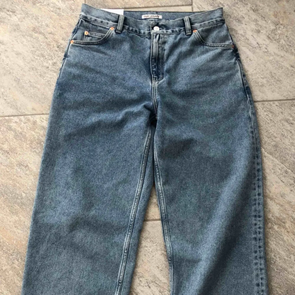 Säljer nu dessa nästan splitter nya jeans från our legacy, slutsålda nästan överallt i denna storleken Nypris 2400, mitt pris 1400. Jeans & Byxor.