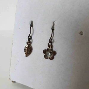  - Söta små örhängen 🥺 OBS! Vi kan ej garantera vilket material smycket är gjort i. Frakt ingår inte i priset. Om du vill köpa till en papperslåda vi har tillverkat själva tillkommer en extra kostnad på 15kr ✨