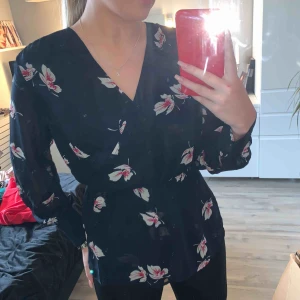  - Jättefin gullig blus från ICHI i storlek M, använd fåtal gånger så nästan i helt nyskick! Cross over i modell fram! Tillkommer frakt på 44kr