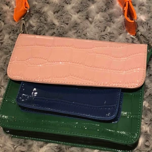  - Färgglad Hviskväska med fack!