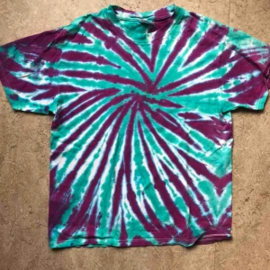  - Batiktischa med tryck på baksidan. Oversize. Köparen står för frakt alt möts upp i Stockholm. 