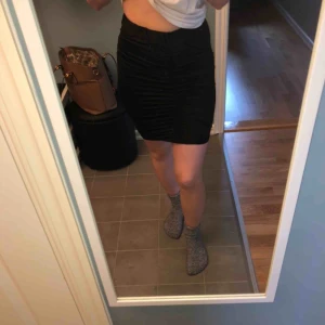  - Kjol oanvänd. Vet ej vart den är köpt. 