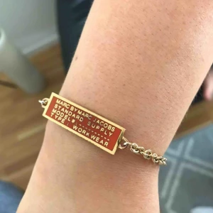  - Säljer mitt snygga armband från Marcbyjacobs. Inköpt för cirka 500kr 