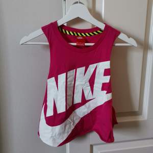Rosa kort linne från Nike med djupa hål för ärmarna 