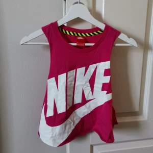 Rosa linne Nike  - Rosa kort linne från Nike med djupa hål för ärmarna 