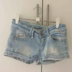  - Ljusa shorts från kappahl som tyvärr är för små för mig 
