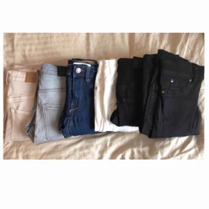 Gina tricot - OBS: endast mörkblåa kvar!!🖤 Högmidjade! Storlek XS!🤍 60kr styck! 