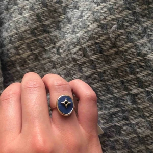  - OANVÄND ring från & Other stories. Prislappen sitter kvar. Ursprungspris: 190kr