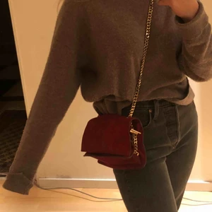  - Röd cross-body väska i mocka imitation från Zara med guldkedja❣️var inte rädda för att förhandla!!