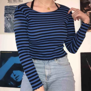  - En jätteskön randig långärmad tröja från Gina!!! 👨‍🎤 Den har små volanger vid armarnas slut och vid magens slut som gör den väldigt gullig!🥰