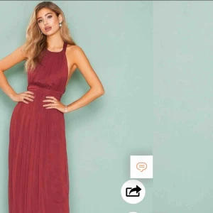  - Säljer klänningen pga att den är för liten :(. Så fin klänning. Den är uppsydd och passar mig som är 160 cm. Köpte den här på plick.