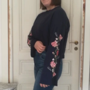 Mörblå vidärmad tröja - Vida ärmar med broderade blommor och enstaka blixtar 🌹 Material:100% bomull