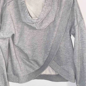  - Så fin hoddie me fin detalj i ryggen. Lite tunnare så perfekt för vår och sommar. Bra skick!!