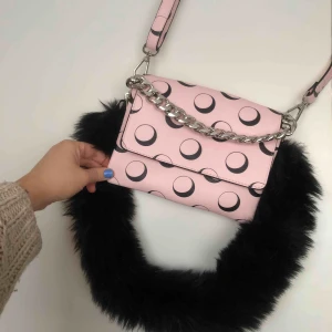  - 💕👛 Väska från IvyRevel 👛💕   Väska i veganskt läder som tyvärr blir använd alldeles för sällan. Går att byta ut/haka av axelband och pälsdetalj. Riktigt rymlig med 3 fack invändigt. Nypris: 1099 kr.  Frakt tillkommer!
