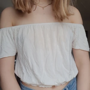 Off-shoulder topp - Gammaldags vit. Mötas upp i hbg, annars står köparen för frakten om du inte sammanlagt köper för mer än 250 kr!