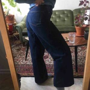  - Utsvängda snygga, mörkblå monkijeans! Sparsamt använda pga för små. Passar som ankellånga för långisar eller hellånga för kortisar. Kan mötas i Malmö eller Gbg, annars tillkommer frakt på 50 kr.