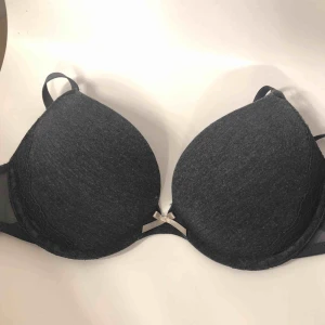 - Knappt använd bh (endast 2ggr) storlek 75B 