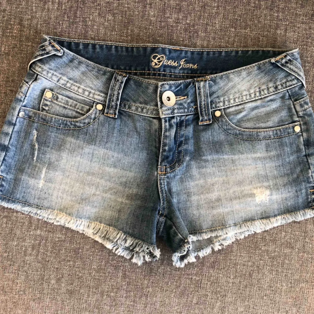 Jeans shorts från Guess 🌿 •Storlek 27 •Äkta •Jättebra skick 65 kr 🚫Djurfritt och rökfritt hem 📍Kan mötes upp i Mölnlycke/Göteborg 📬Kan skickas mot fraktkostnad . Shorts.