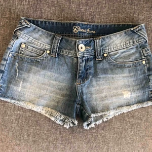  - Jeans shorts från Guess 🌿 •Storlek 27 •Äkta •Jättebra skick 65 kr 🚫Djurfritt och rökfritt hem 📍Kan mötes upp i Mölnlycke/Göteborg 📬Kan skickas mot fraktkostnad 