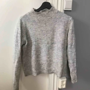  - Fin grå mysig tröja, lite hög i halsen. Köpare står för frakten