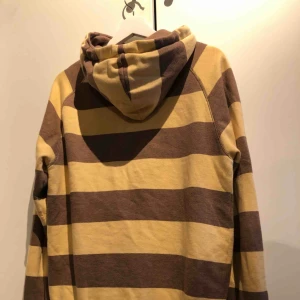  - Det står S på ”etiketten” men jag skulle säga att det är en M/L iallafall på tjejer. Frakt 88kr