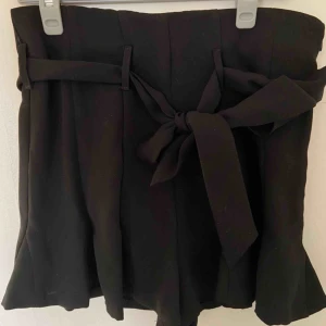  - Jättesöta högmidjade klockade shorts från Zara. De har ett snöre man kan knyta och en dragkedja på sidan🥰