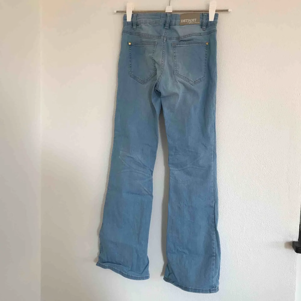 Snygga ljusblåa bootcut jeans från Lindex i strl 152. Använda ca 2 gånger så i nyskick! Inte min stil, köpare står för frakt💗⚡️. Jeans & Byxor.