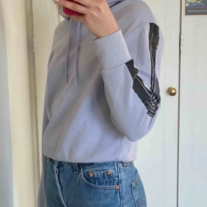  - Superskön ljuslila hoodie med svarta streck på armarna från Cheap Monday. Det står cheap monday på huvan (se bild 3)😋 Färgen är samma som på de första 2 bilderna