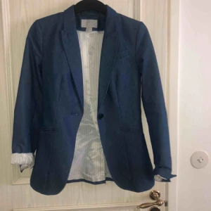  - Jättefin kavaj i lite jeansaktigt material, st 34 den är i nyskick möts upp i Göteborg eller står köparen för frakt 