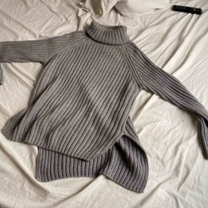  - Stickad tröja med slits. Den är i storlek L men skulle mer säga en M om man inte vill att den ska sitta tajt. man jag som vanligt vis har xs/s tycker att den sitter fint på, oversized