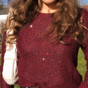  - Glittrig röd stickad tröja😻✨🌟 Det som glittrar på första bilden är från paljetter i tröjan☺️ Endast använd en gång. 