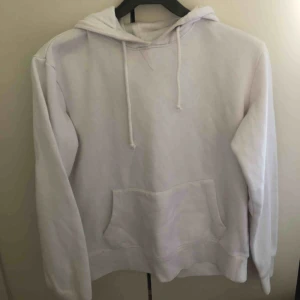  - As najs vit hoodie från Pier One, kommer inte längre till användning längre men den sitter bra!! Frakt ligger på 80kr😆😆😆😆