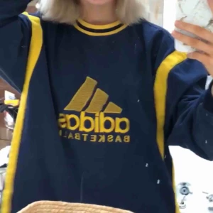  - Skit snygg vintage tröja köpt på humana!