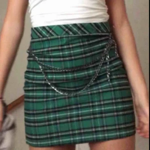  - Grön rutig vintage kjol! Storlek M - men insydd i midjan för att passa xs-s. (Kan mäta om det är intressant) Kan även ta bort det insydda åt dig. [första bilden är lånad]
