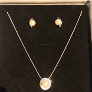  - Helt oanvänt! Jätte fint halsband med matchande örhängen. Säljer då det inte är min smak. Ordinarie priset syns på kvittot.  Vill du ha det skickat så får du stå för frakten då jag redan gått ner så mycket i priset! 