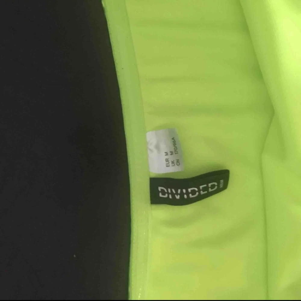Neongrön tubtopp från H&M i typ träningsmaterial. Säljer för att den är för stor för mig. Aldrig använd. Kan mötas upp i Stockholm eller skicka på posten(köparen står för frakten)💕. Toppar.