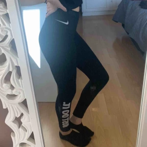  - Träningstajts från Nike. Strl xs men passar även S. Kommer tyvärr inte till användning. Använd ett få antal gånger. Köparen står för frakten.  (Spegeln är smutsig, ingen fläck på dem)