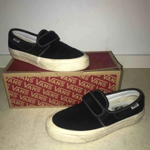  - Vans slip on anheim factory, köpta för 850kr säljer dom för 450. Använt dom 3 gånger. Passar smala fötter bäst. (Frakt ingår ej) rengör innan jag skickar dem 💕