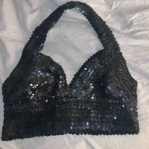  - Ball paljettopp som passar perfekt till en fest. Snygg att ha under tex en kavaj eller bara som den är. One size men skulle tippa på strl M. Köparen står frakt