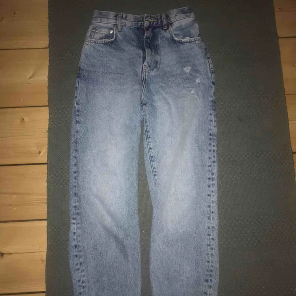 Jeans från Gina Tricot i modellen ”Relaxed Mom Jeans”, storlek 34. De är som nya, använda tre gånger typ!  Nypris: 549  Mitt pris: 250+frakt🤗. Jeans & Byxor.