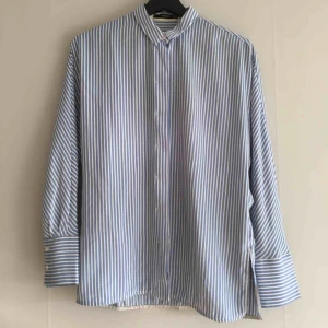  - Skjorta från Mango. Vid i armhålan, ganska tight i ärmarna. Köparen står för frakt! 