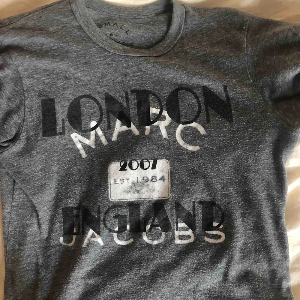 Säljer min Marc Jacobs t-shirt för att den inte används längre. Liite nopprig men annars bra skick!💕💕. T-shirts.