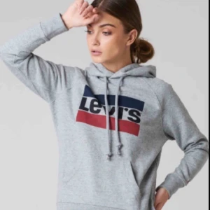  - Säljer en Hoodie från levi’s i storlek small. Tröjan är i bra skick! Priset kan diskuteras💕