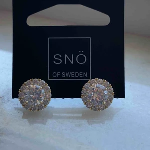  - Helt nya och oanvända örhängen från Snö of Sweden, nypris 249:- 
